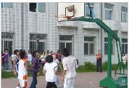 长春国际经济贸易职业中专学生在打篮球
